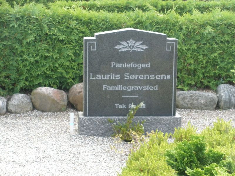 Laurits Soerensen's familiegravsted.JPG